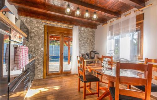 virtuve, Amazing Home In Perusic With Sauna in Perušić