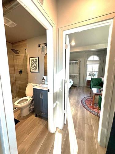 King Bed Suite-Free Parking-Prime Location in Detroit, USA