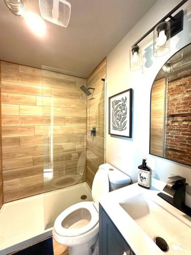 King Bed Suite-Free Parking-Prime Location in Detroit, USA