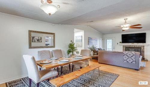 Létesítmények, Milton Waterfront Home with Dock & Outdoor Kitchen in Avalon (FL)