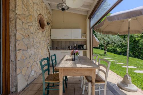 Quadruple Room with External Kitchenette and Pool view image 7
