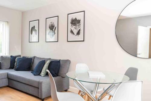 Comfortable And Convenient 3 Br House With Parking gîte à louer Frecheville