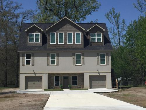 Immaculate 4 bd 5ba three story lakefront home in Hot Springs, USA