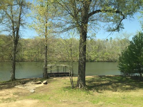 Immaculate 4 bd 5ba three story lakefront home in Hot Springs, USA