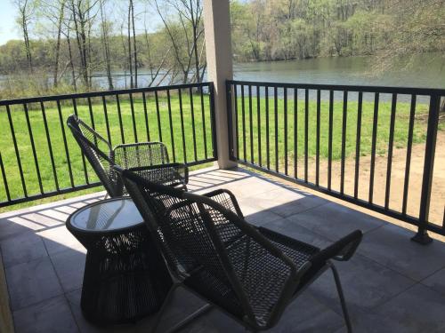 Immaculate 4 bd 5ba three story lakefront home in Hot Springs, USA