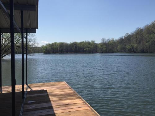 Immaculate 4 bd 5ba three story lakefront home in Hot Springs, USA