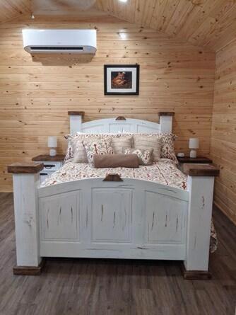 132 Catherine Park #3 Red cabin Romantic Cabin By the Creek in Hot Springs, USA