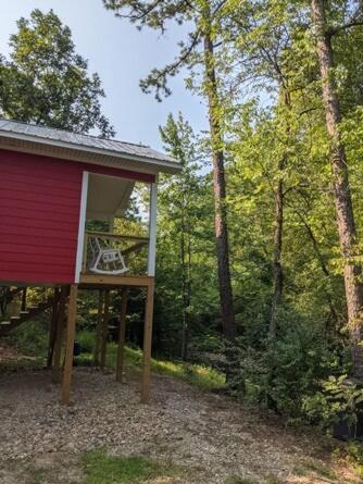 132 Catherine Park #3 Red cabin Romantic Cabin By the Creek in Hot Springs, USA