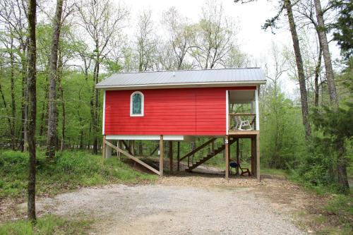 132 Catherine Park #3 Red cabin Romantic Cabin By the Creek in Hot Springs, USA