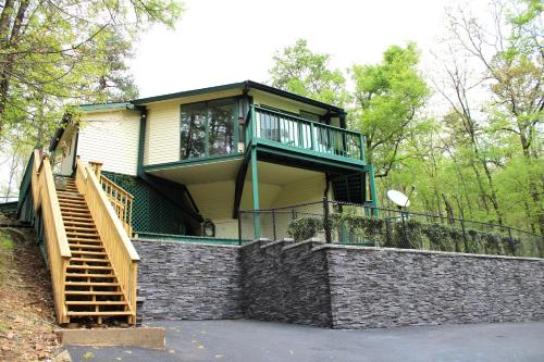 143 Waikiki Octagon House in the woods with large firepit in Hot Springs, USA