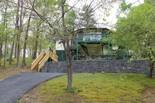 143 Waikiki Octagon House in the woods with large firepit in Hot Springs, USA