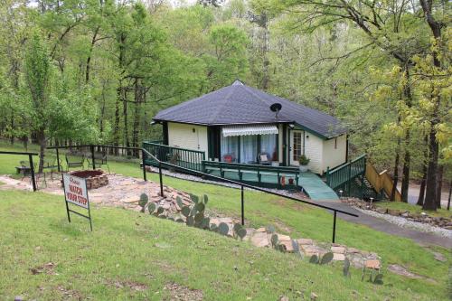 143 Waikiki Octagon House in the woods with large firepit in Hot Springs, USA
