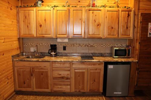 132 Catherine Park #1 Cozy Romantic Cabin on the creek in Hot Springs, USA