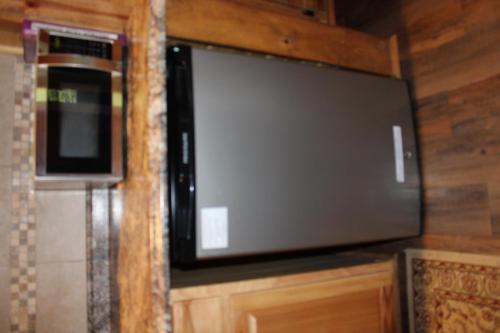 132 Catherine Park #1 Cozy Romantic Cabin on the creek in Hot Springs, USA