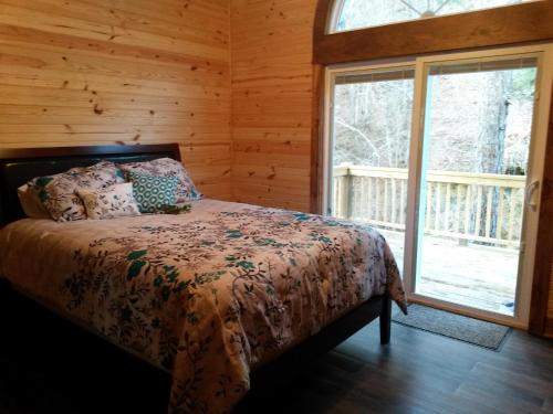 132 Catherine Park #1 Cozy Romantic Cabin on the creek in Hot Springs, USA