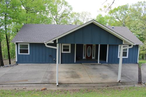 101 Quiet Court Beautiful Wooded Retro Style Home in Hot Springs, USA