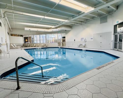 泳池, Candlewood Suites Burlington Conference Centre By IHG in 伯靈頓