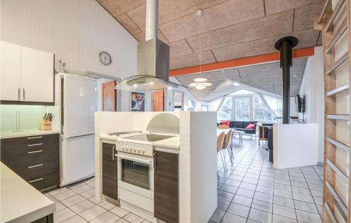 Kitchen, Nice Home In Ebeltoft With Sauna in Holme