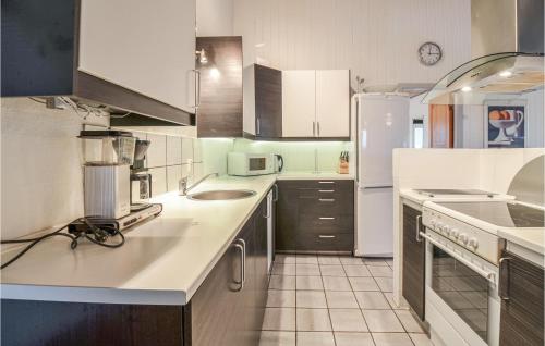 Kitchen, Nice Home In Ebeltoft With Sauna in Holme