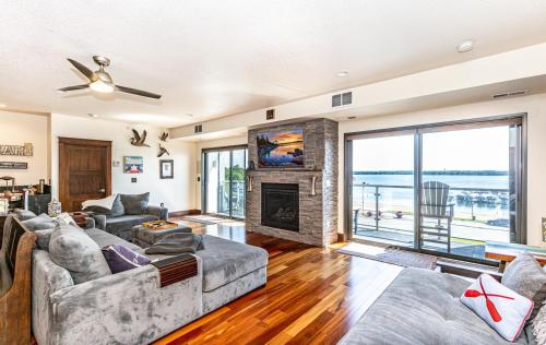 Starboard Point: Stunning Luxury Condo in the heart of DL! in Detroit Lakes, USA