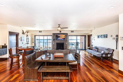 Starboard Point: Stunning Luxury Condo in the heart of DL! in Detroit Lakes, USA