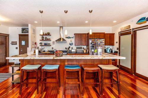 Starboard Point: Stunning Luxury Condo in the heart of DL! in Detroit Lakes, USA