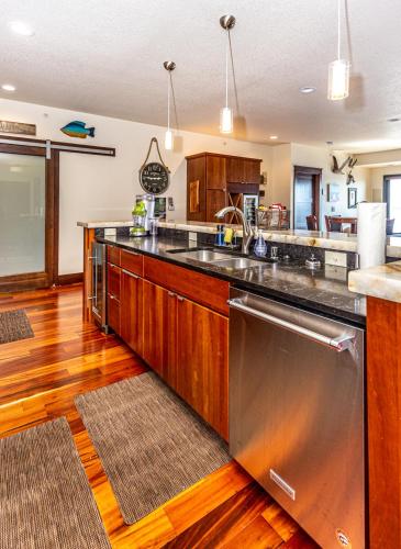 Starboard Point: Stunning Luxury Condo in the heart of DL! in Detroit Lakes, USA