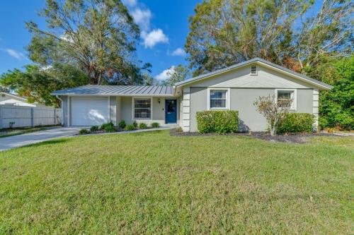 Near Beaches and Downtown Sarasota Home with Lanai in Sarasota, USA