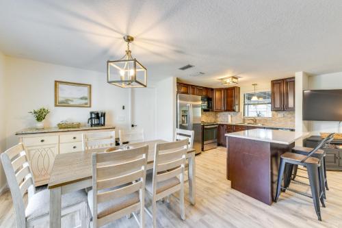 Near Beaches and Downtown Sarasota Home with Lanai in Sarasota, USA