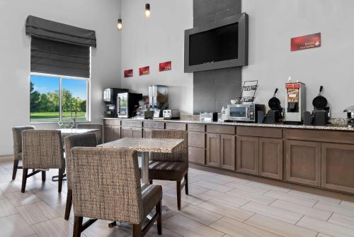 Best Western Plus Flint Airport Inn & Suites - image 14