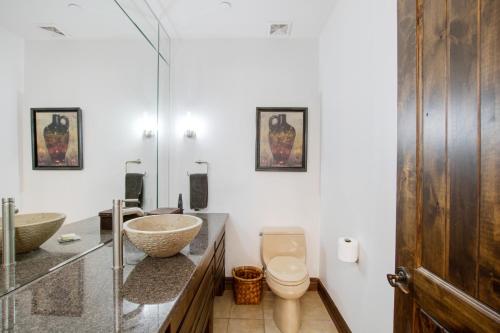Private Pool & Hot Tub Retreat - Large Luxury Smart Home - image 4