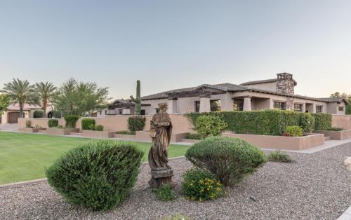 Private Pool & Hot Tub Retreat - Large Luxury Smart Home - image 3