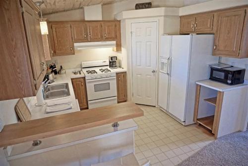 Air Conditioning, OHV Trails near home, Close to Lake Powell, Bullfrog Marina in Ticaboo (UT)