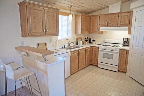 Air Conditioning, OHV Trails near home, Close to Lake Powell, Bullfrog Marina in Ticaboo (UT)