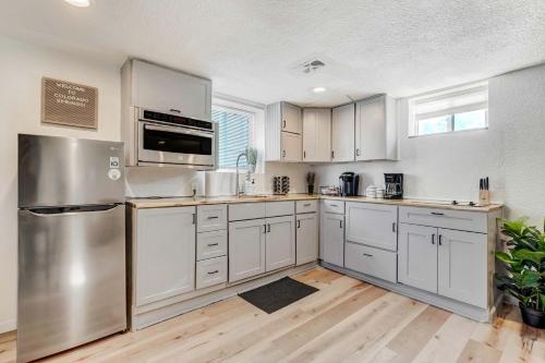 Cloud Ridge Cozy Suite w Fire Pit & Game Area in Colorado Springs, USA