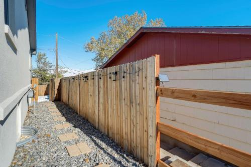 Cloud Ridge Cozy Suite w Fire Pit & Game Area in Colorado Springs, USA