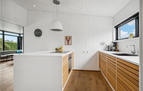 مطبخ, Four-Bedroom Holiday Home In Juelsminde in جويلسمندى