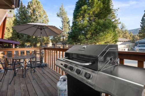 Cozy Cabin - Quiet Area, Fireplace, Smart TV, Fenced Yard in Big Bear City, USA