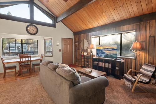 Cozy Cabin - Quiet Area, Fireplace, Smart TV, Fenced Yard in Big Bear City, USA