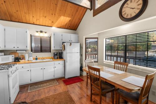 Cozy Cabin - Quiet Area, Fireplace, Smart TV, Fenced Yard in Big Bear City, USA