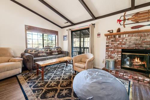 High Hopes - Walk to Lake & Village, Bumper Pool, Fireplace in Big Bear Lake, USA