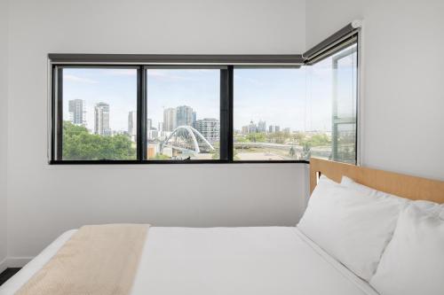 YHA Brisbane City Room Type - Queen River View with Ensuite