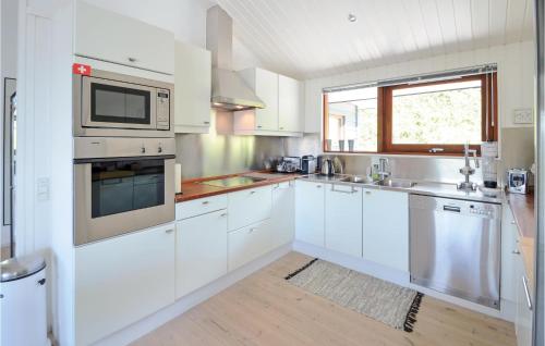 Kitchen, Three-Bedroom Holiday Home In Ebeltoft in Ebeltoft