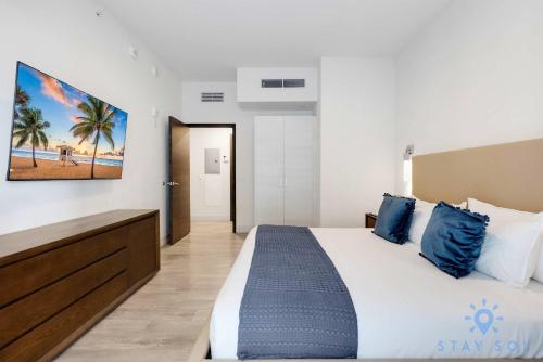 2BR Apartment with Rooftop Pool in Hollywood, USA