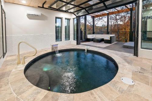Luxury 3 Br Cabin Indoor Pool Hot Tub Fire Pit in Pigeon Forge, USA