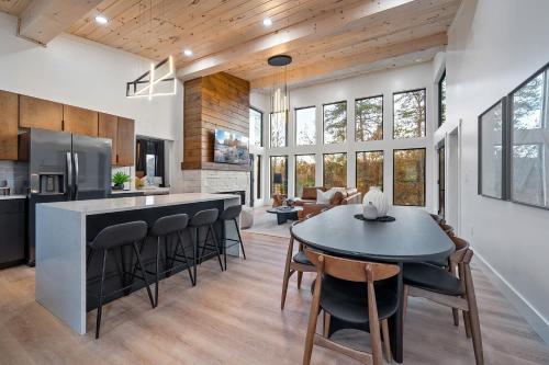 Luxury 3 Br Cabin Indoor Pool Hot Tub Fire Pit in Pigeon Forge, USA
