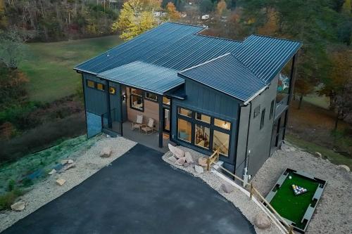 Luxury 3 Br Cabin Indoor Pool Hot Tub Fire Pit in Pigeon Forge, USA