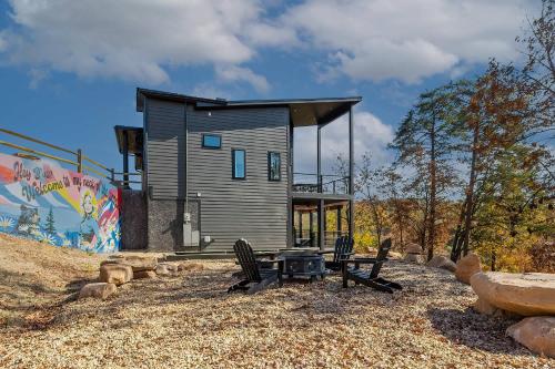 Luxury 3 Br Cabin Indoor Pool Hot Tub Fire Pit in Pigeon Forge, USA