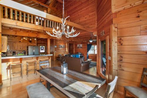 Highland Haven w Hot Tub Grill Fireplace in Sevierville, USA
