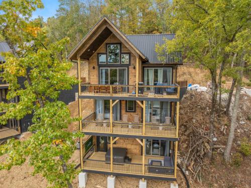Charmed Waters Cottage Lake View Hot Tub Games in Dandridge, USA